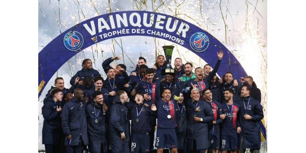 Le PSG remporte son premier titre de la nouvelle année, remporte la Super Coupe de France et mène la Ligue 1